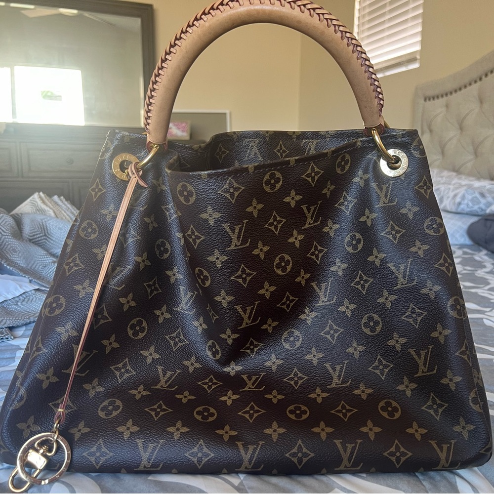 Louis Vuitton Artsy MM Monogram Handbag - Excellent Condition